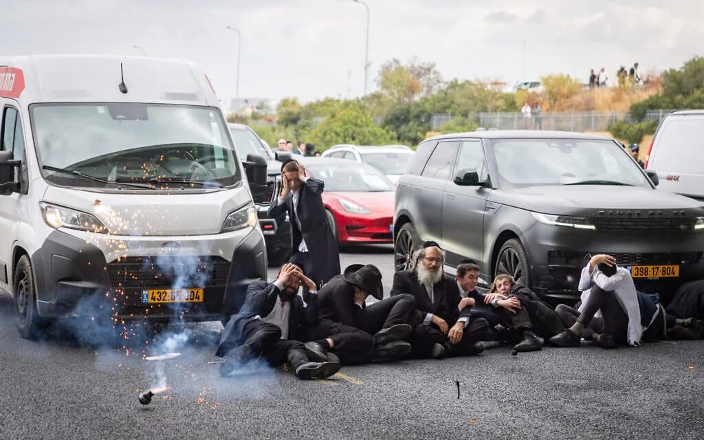 Traffic builds up as ultra-Orthodox demonstrators block Route 4 at the Yavne Interchange